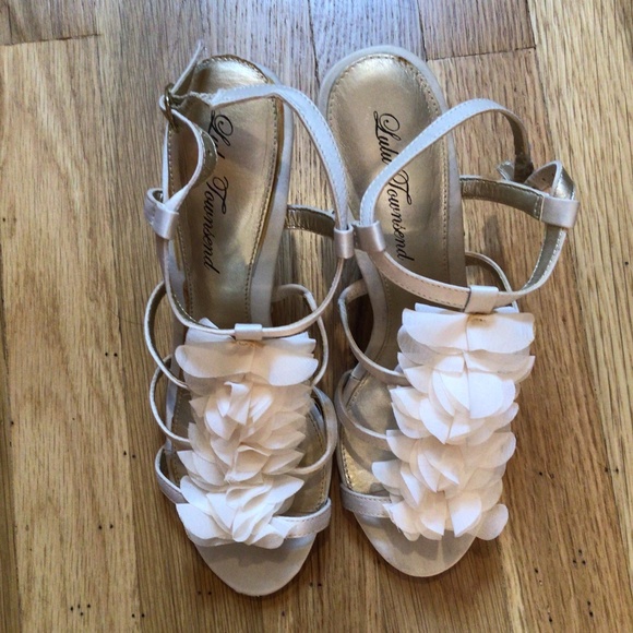 HP💝LuLu Townsend Ivory sz 7 petal accent 3” heel - Picture 7 of 7